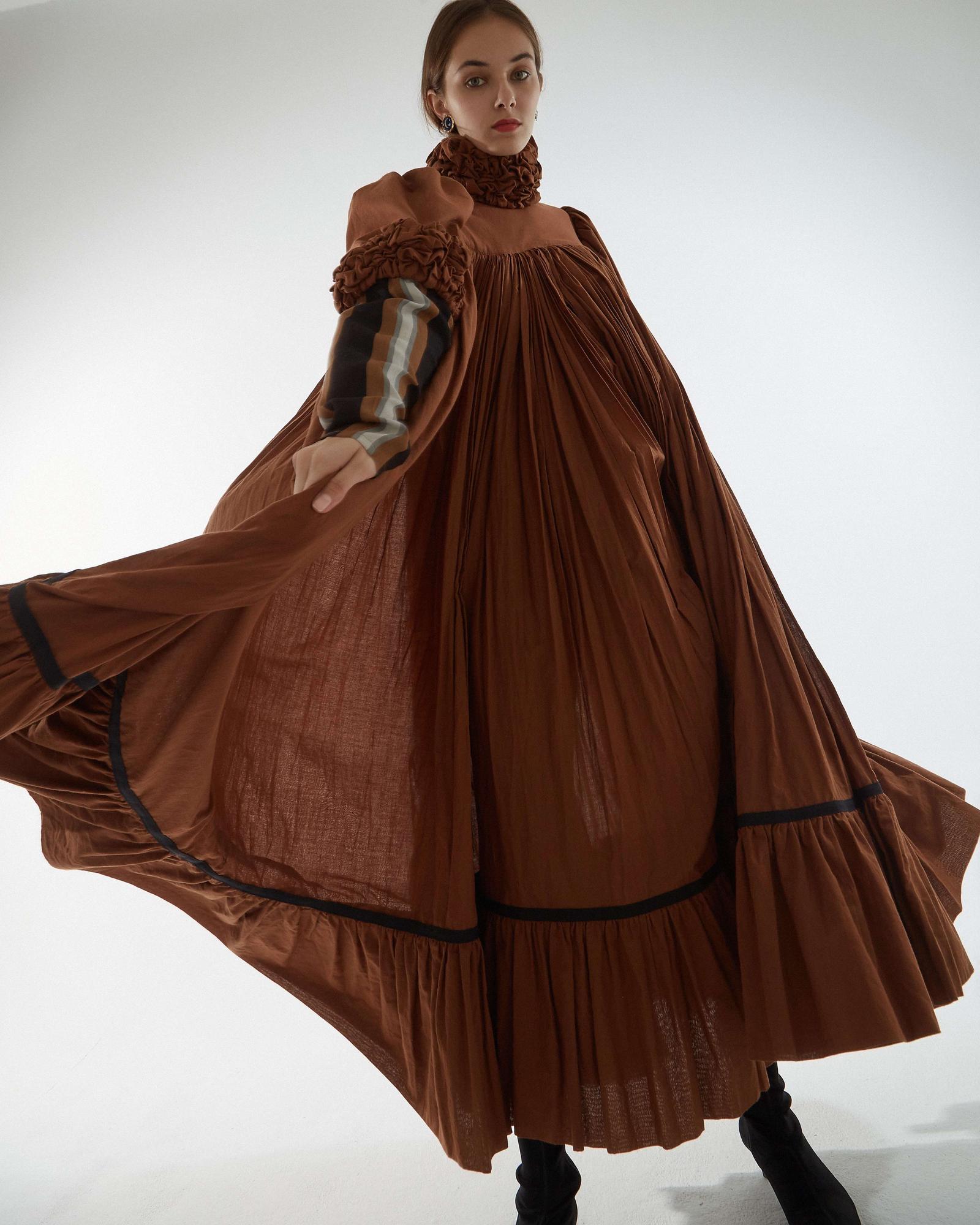 Коричневое летящее платье