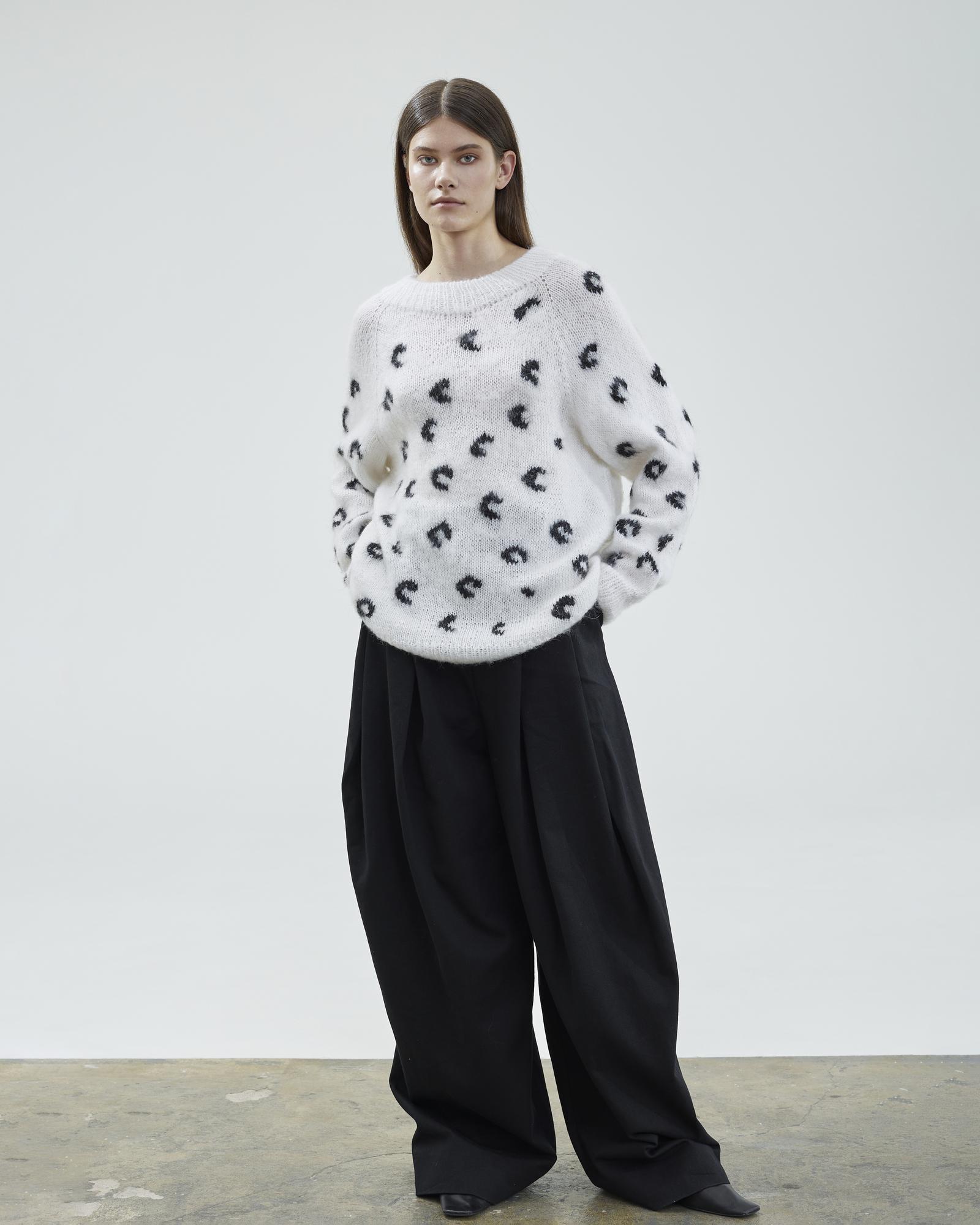 Свитер черно-белый