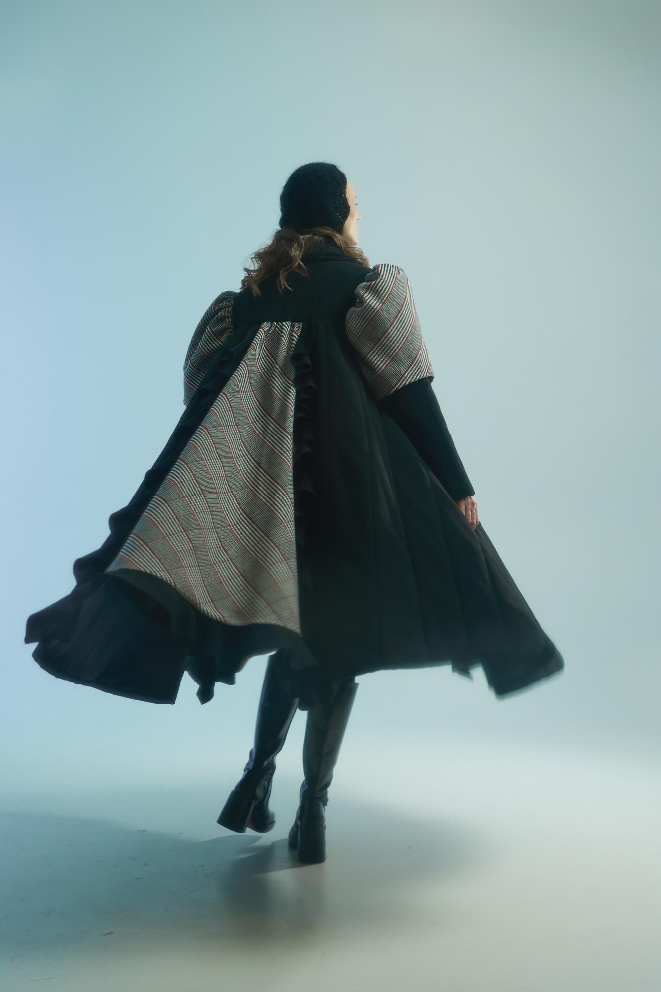 Черное летящее пальто