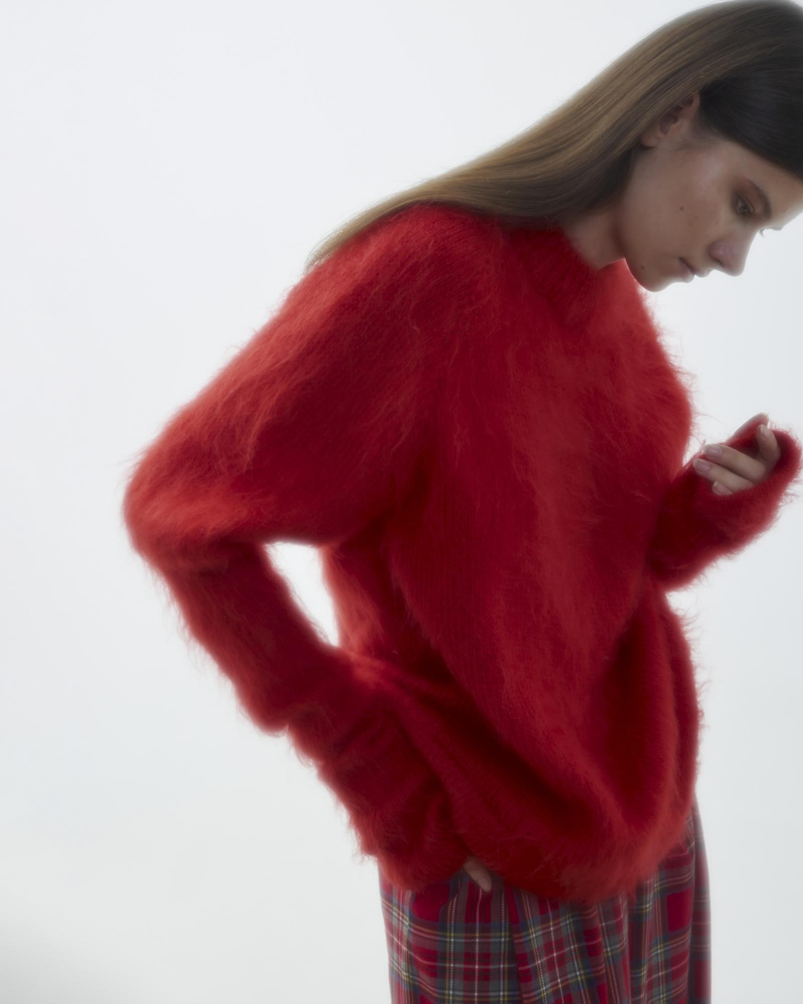 Свитер красный