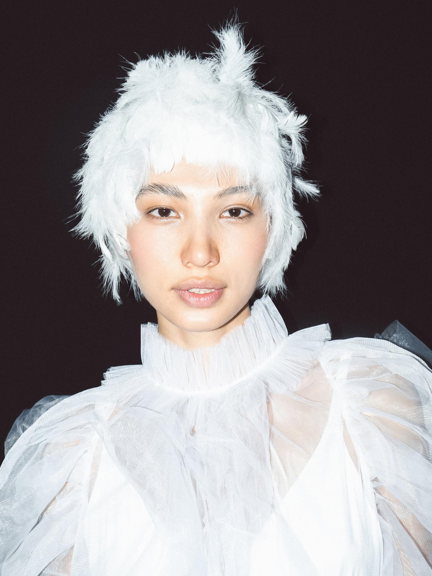 Шапка-парик из перьев