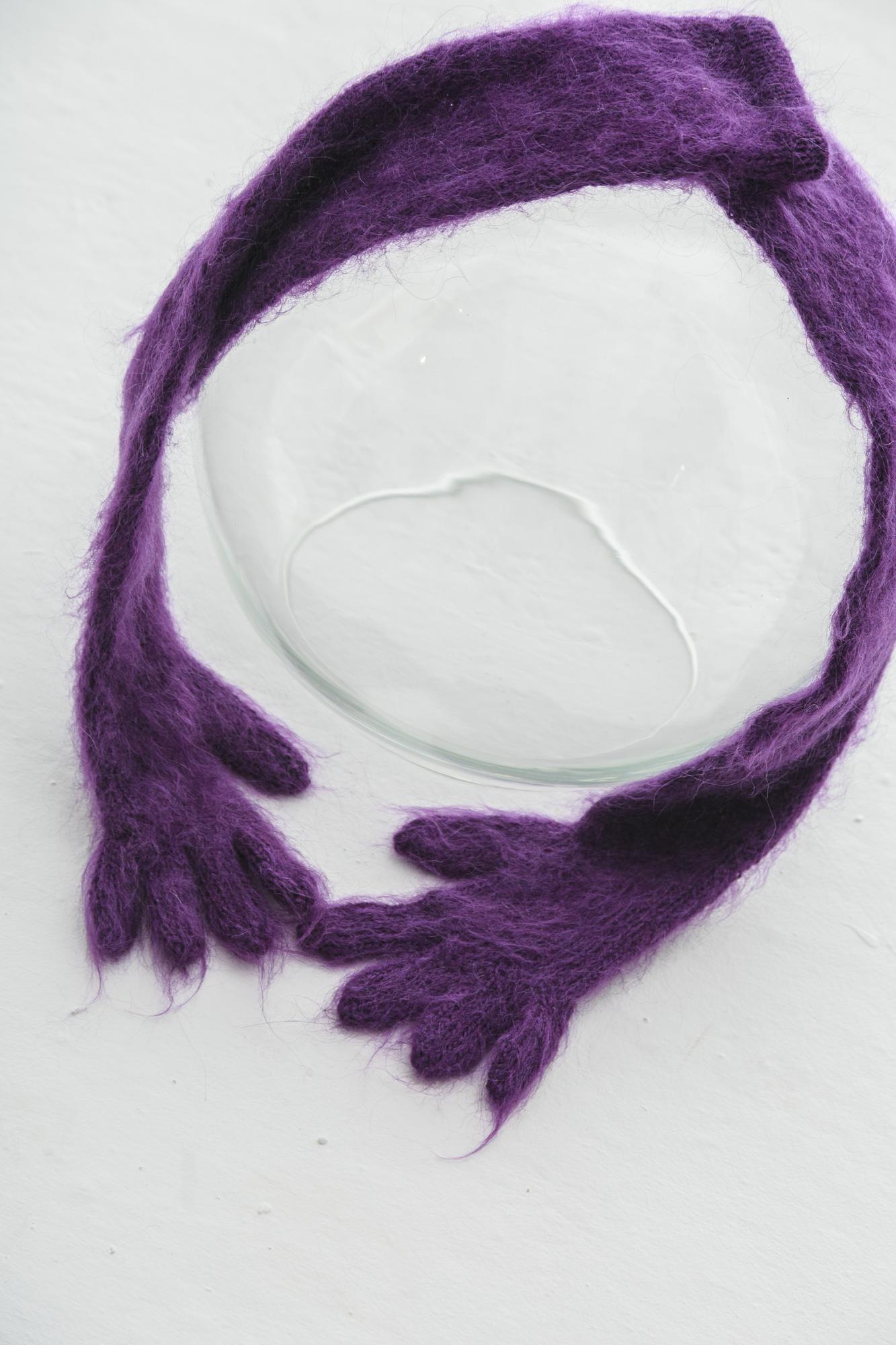 Фиолетовые перчатки