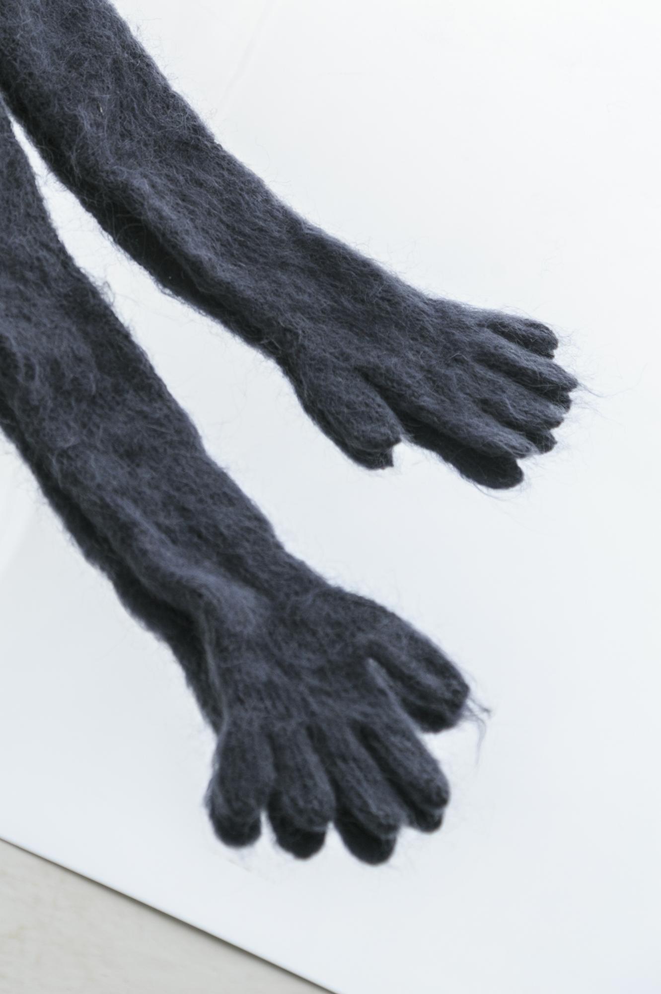 Серые перчатки