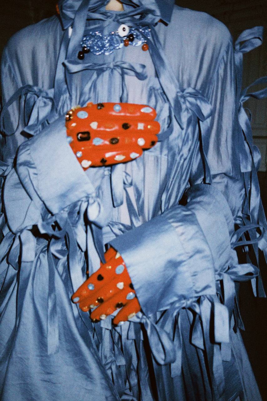 Красные перчатки с камнями