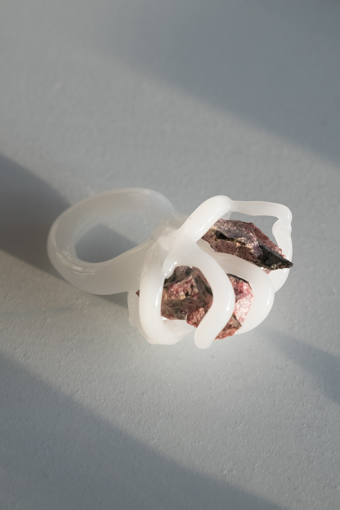 Кольцо «Зимний эвдиалит»