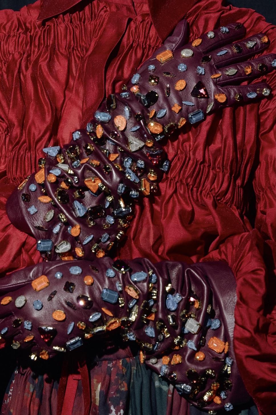 Длинные перчатки с камнями бордо