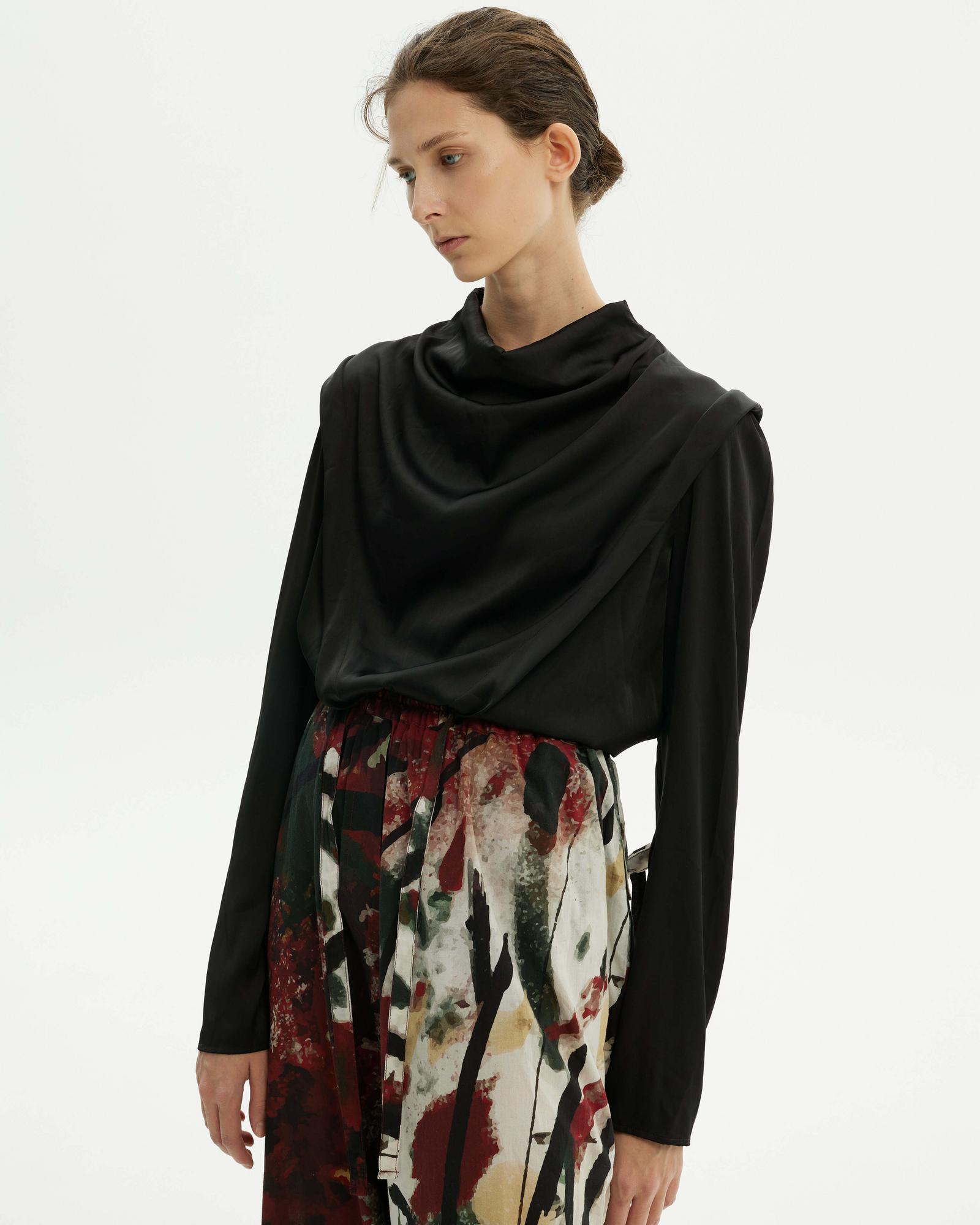 Блуза с треугольными складками