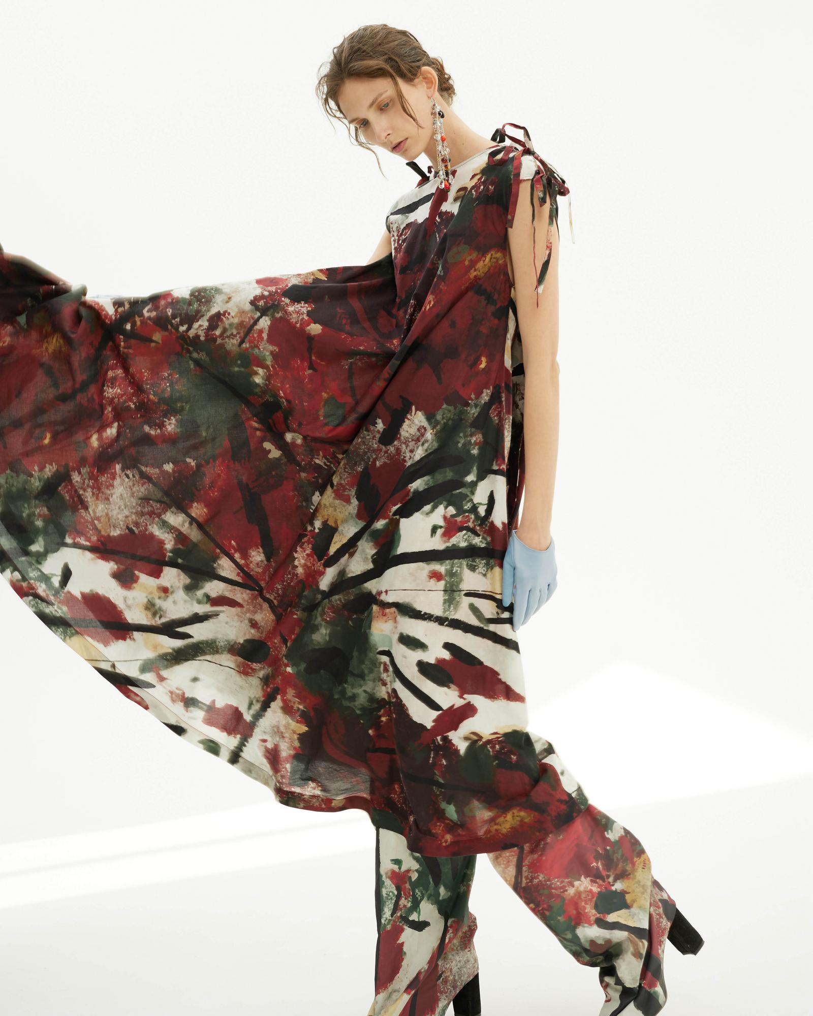 Платье с отлетной спинкой