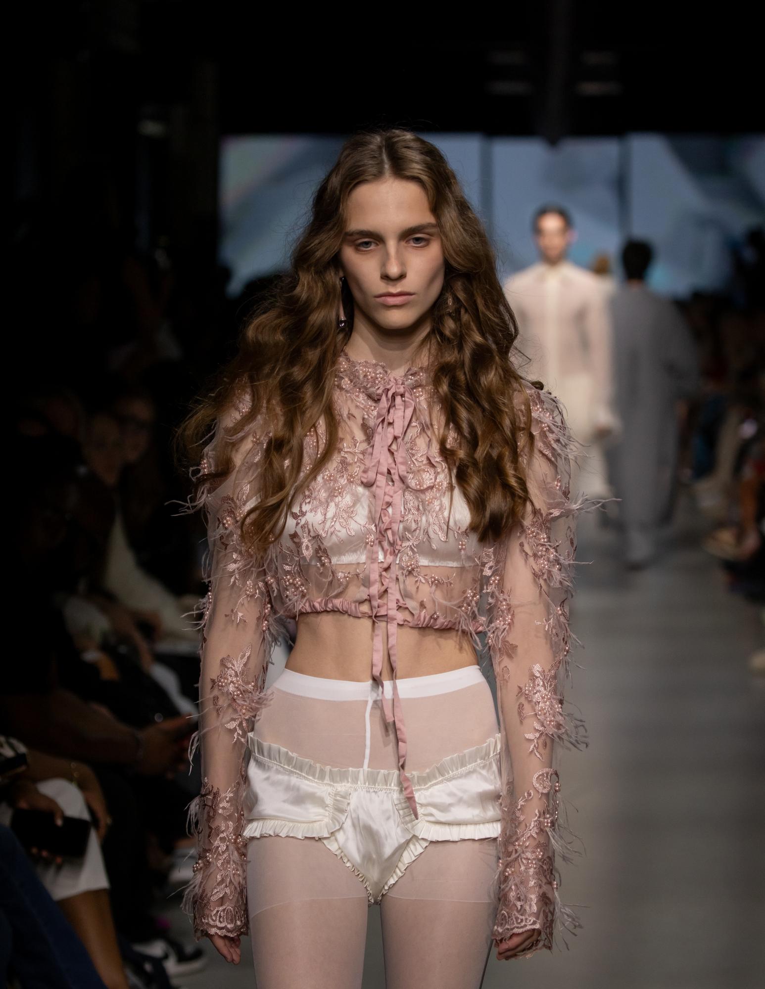 Топ розовый с перьями