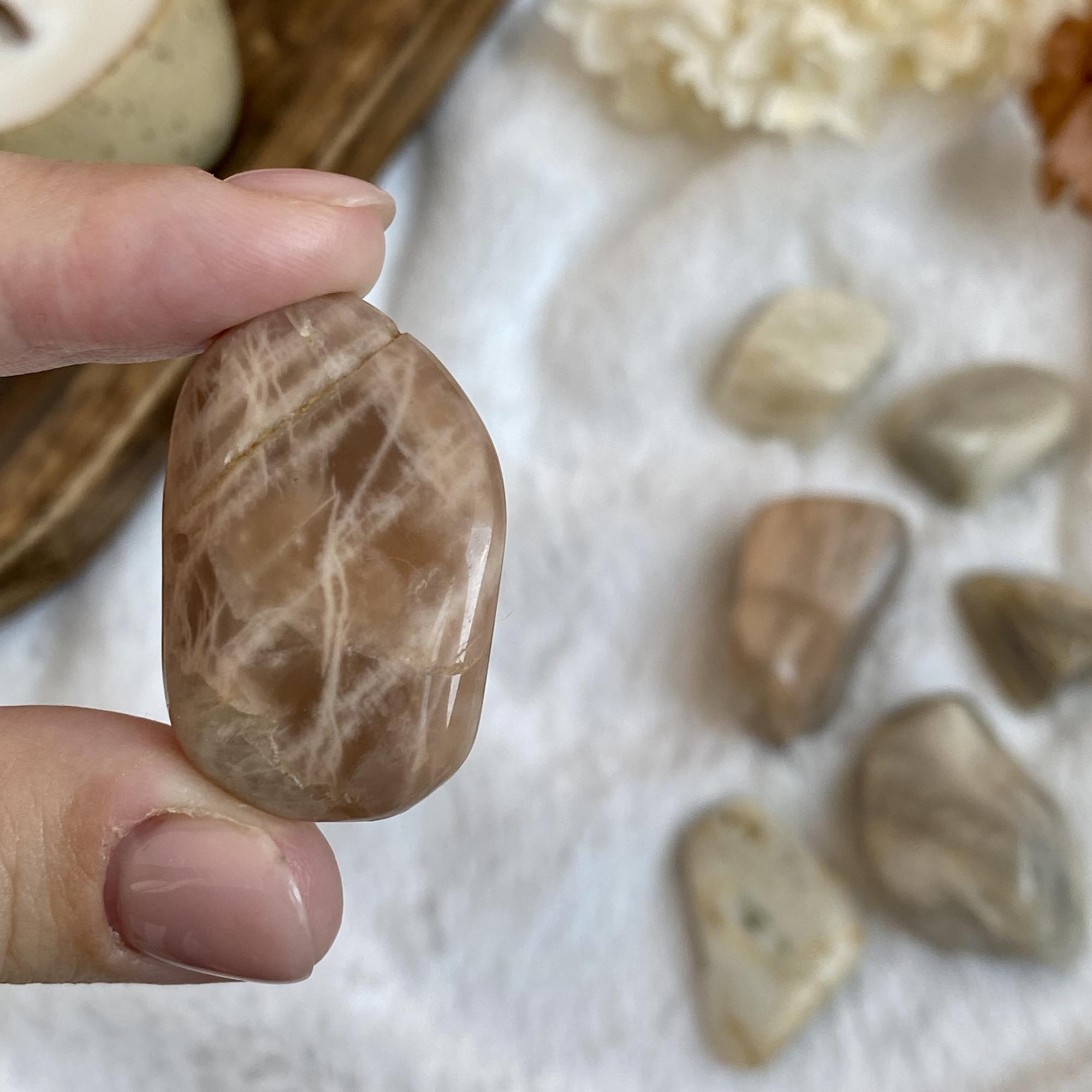 Галтовка лунного камня