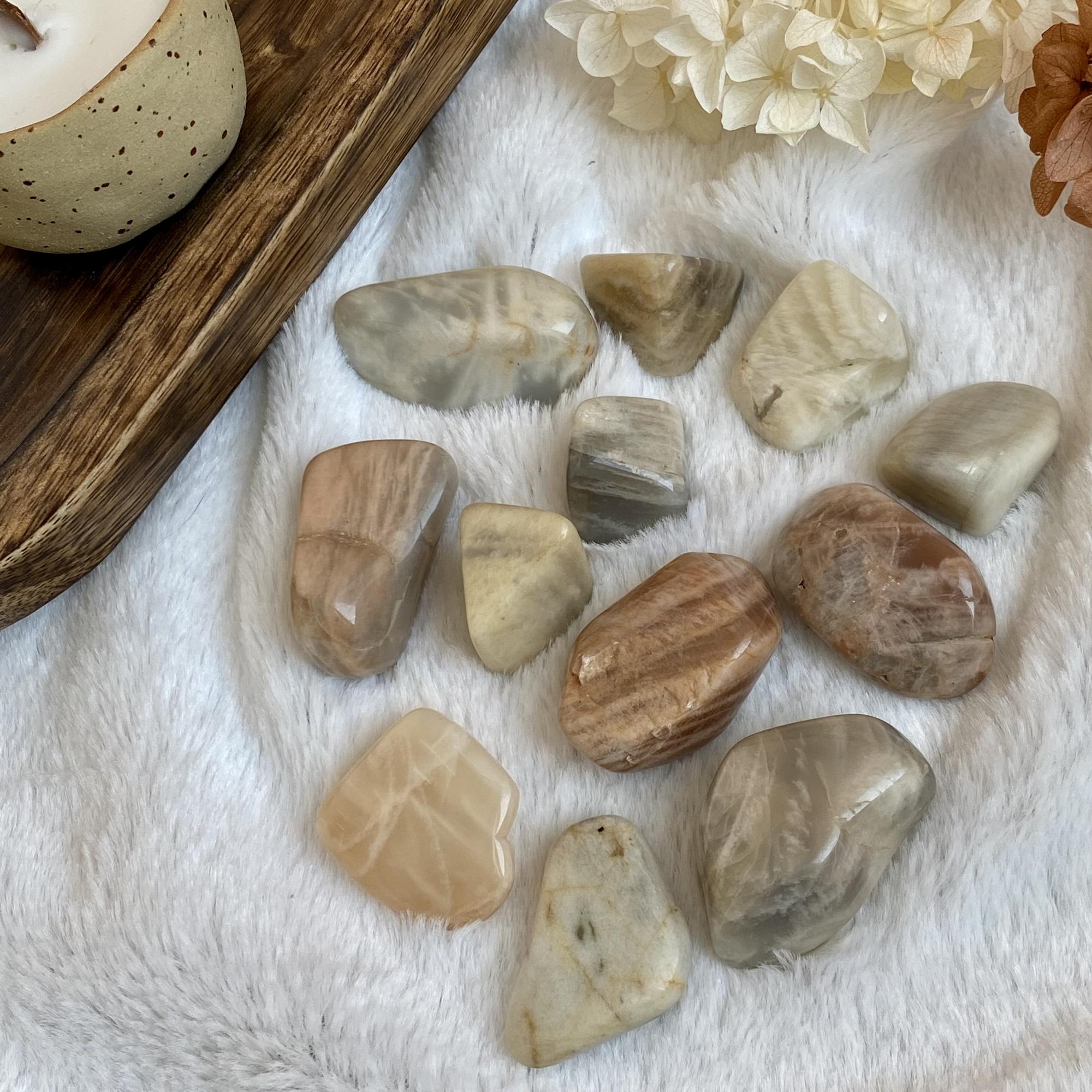 Галтовка лунного камня