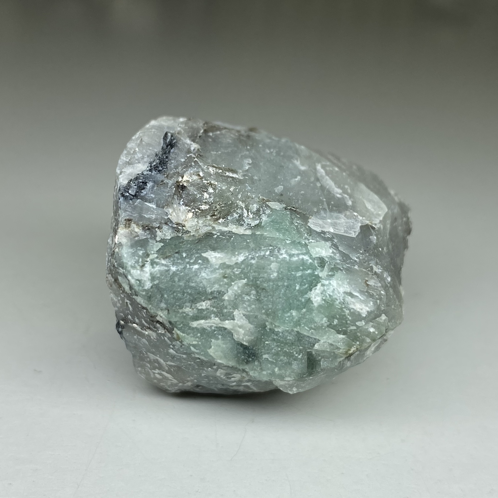 Зеленый берилл (изумруд) с диопсидом и биотитом в полевом шпате