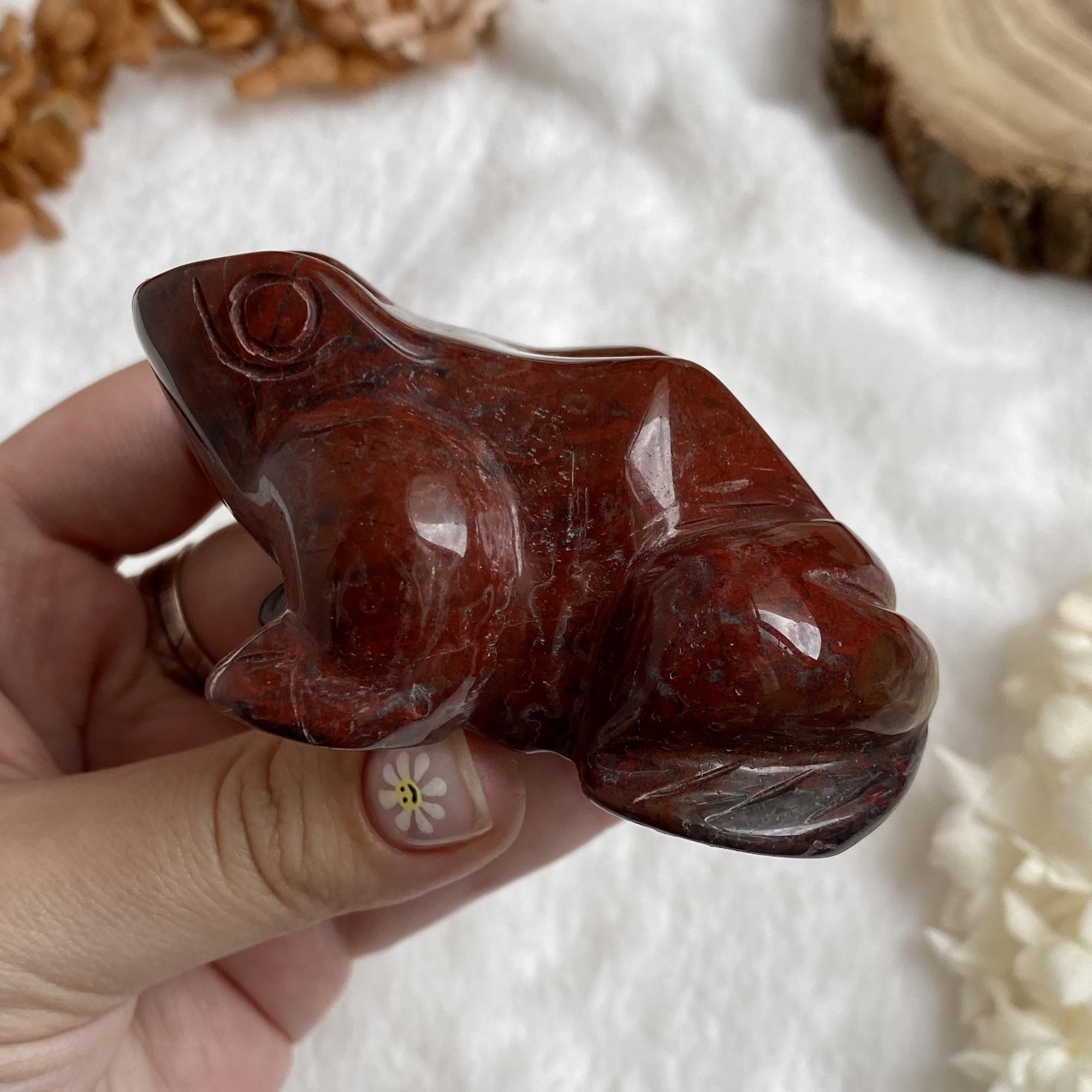 Лягушка из брекчиевой яшмы с гематитом