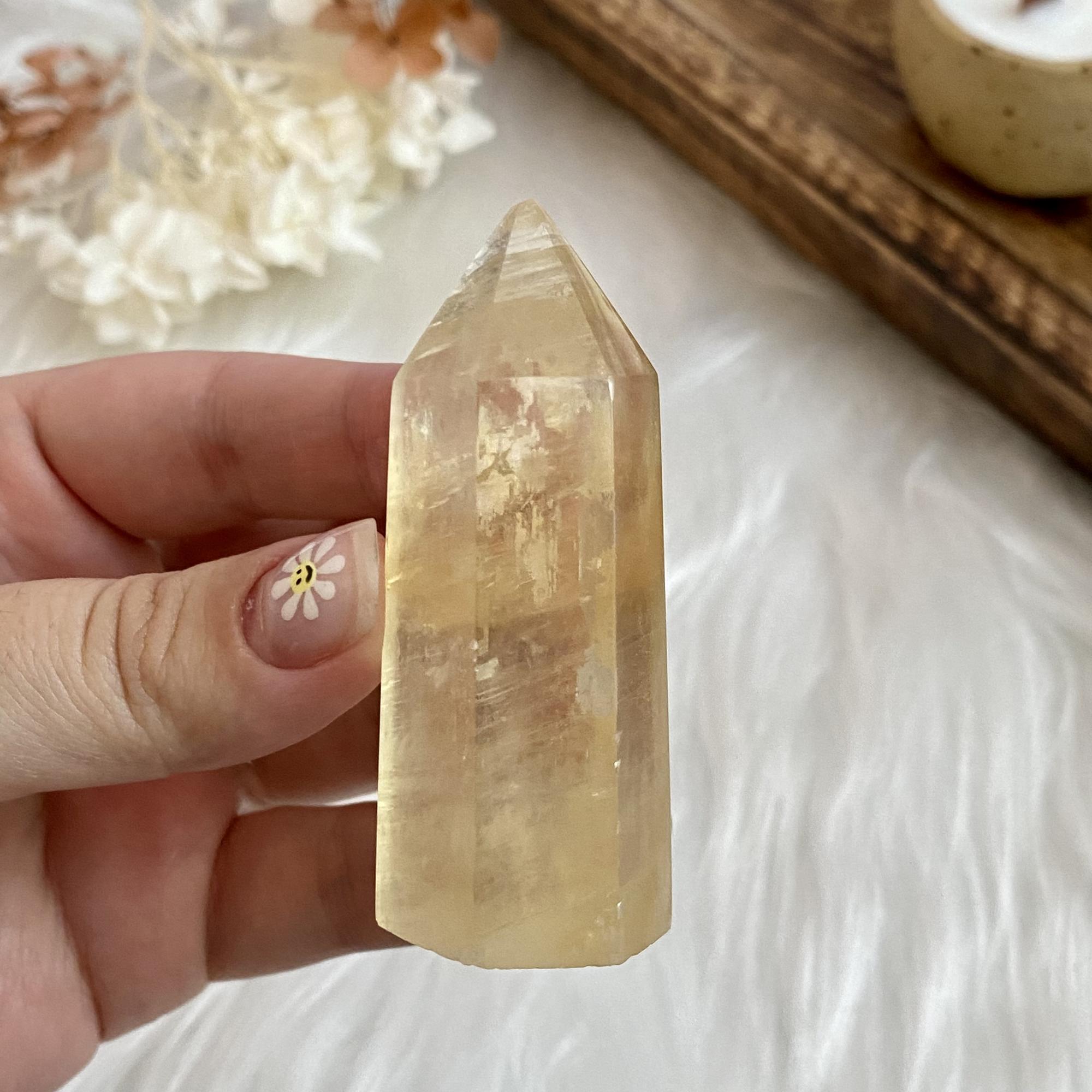 Кристалл из медового кальцита