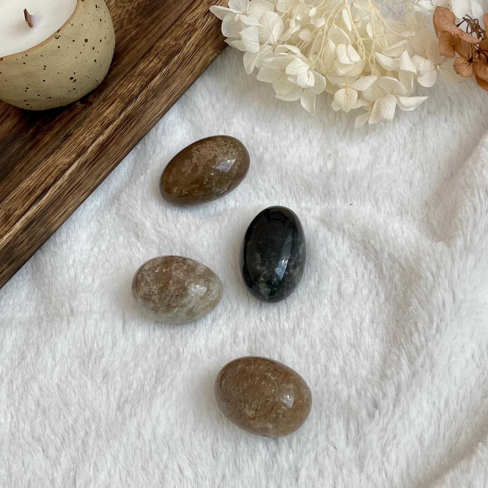 Галтовка горного хрусталя с хлоритом (аквариумный кварц)