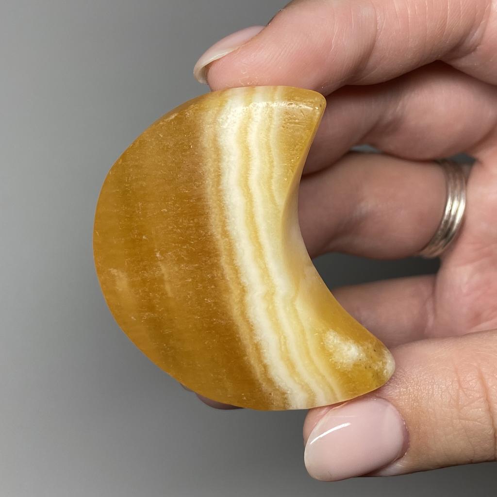 Полумесяц из оранжевого кальцита