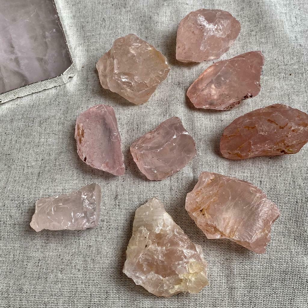 Необработанный розовый кварц