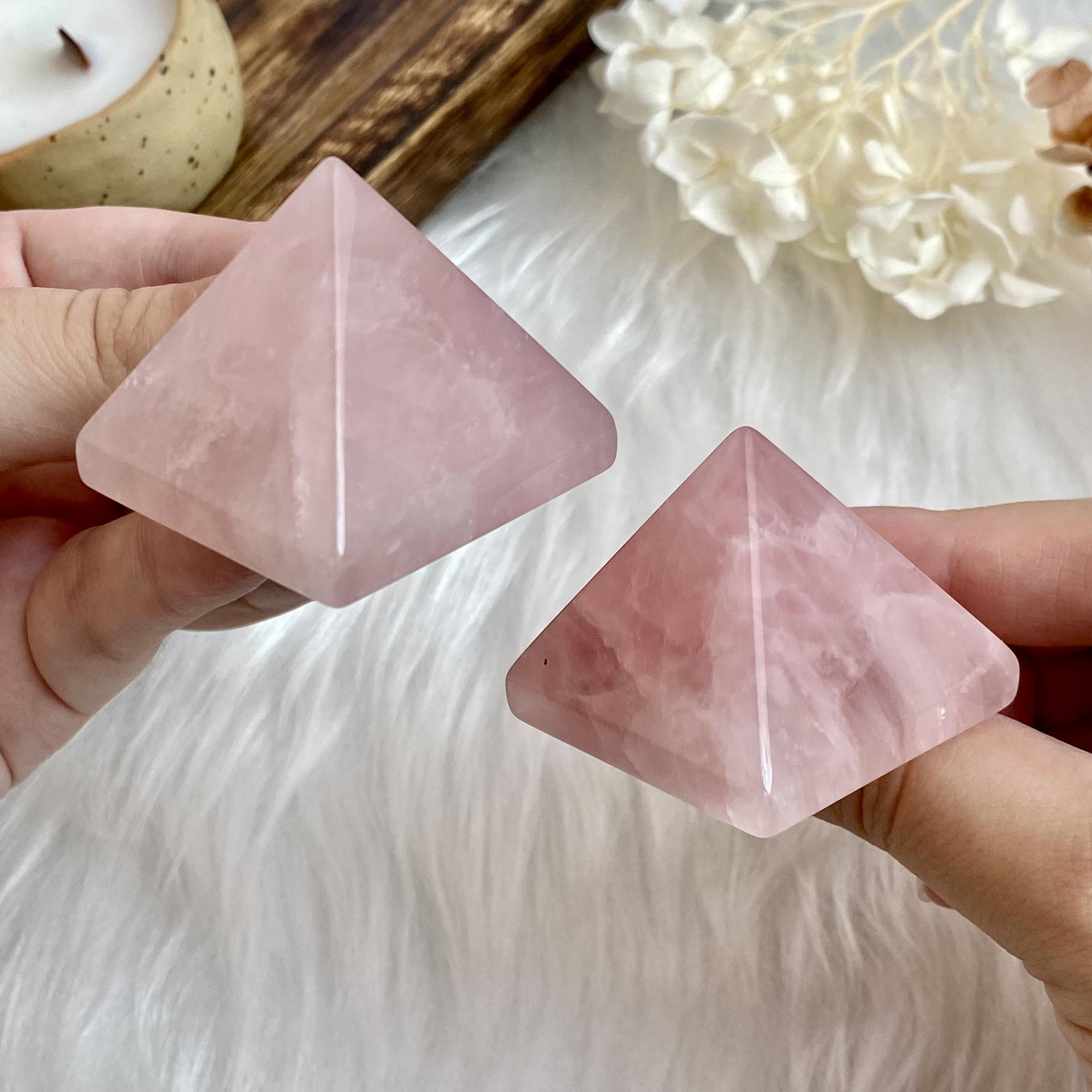 Пирамида из розового кварца