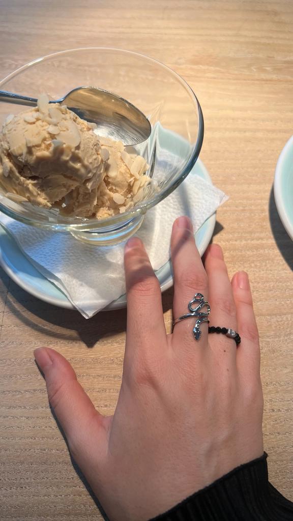 Кольцо со змейкой символ 2025 года