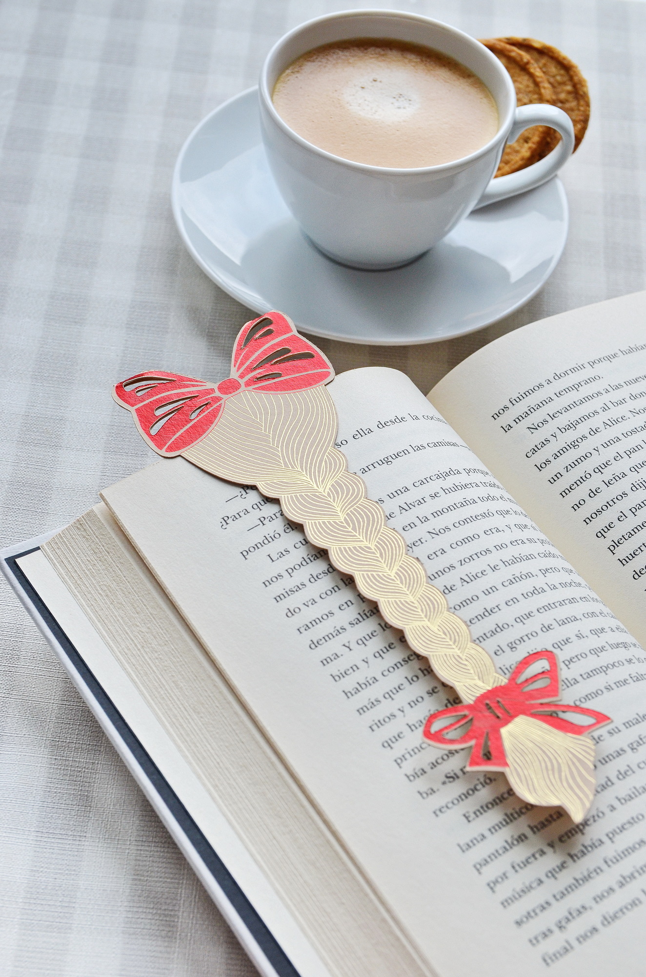 Закладка Девушка с бантом