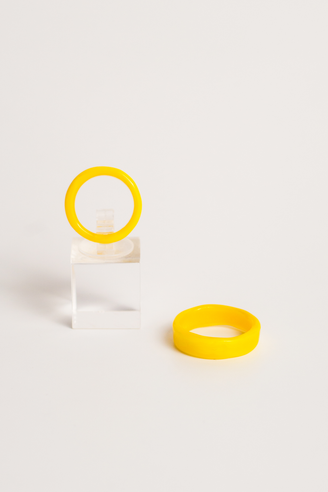 Тонкое кольцо/цвет желтый