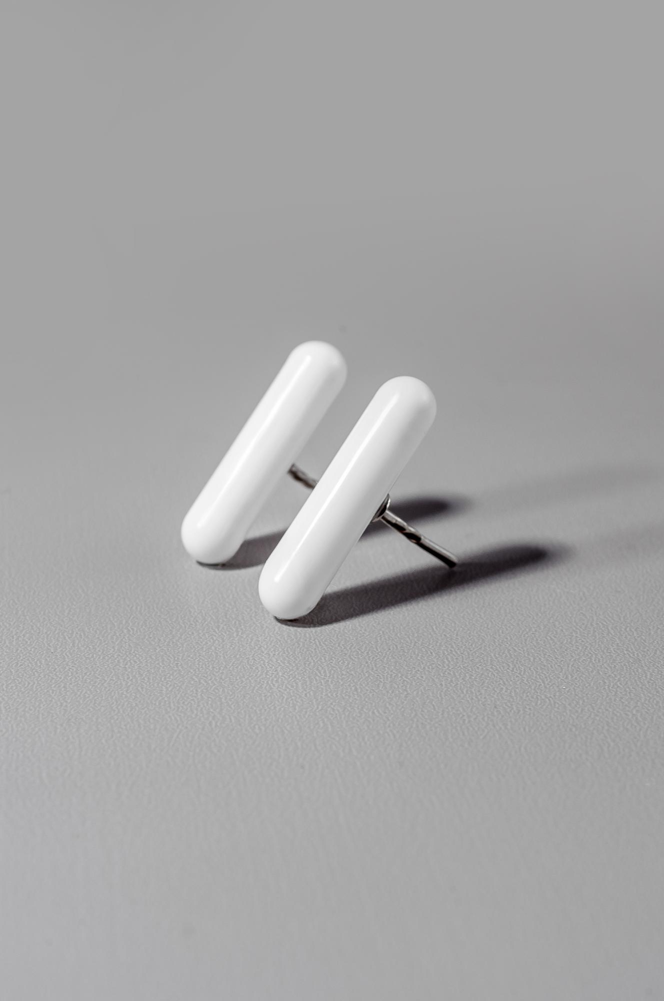 Пусеты "Капсула" /цвет белый