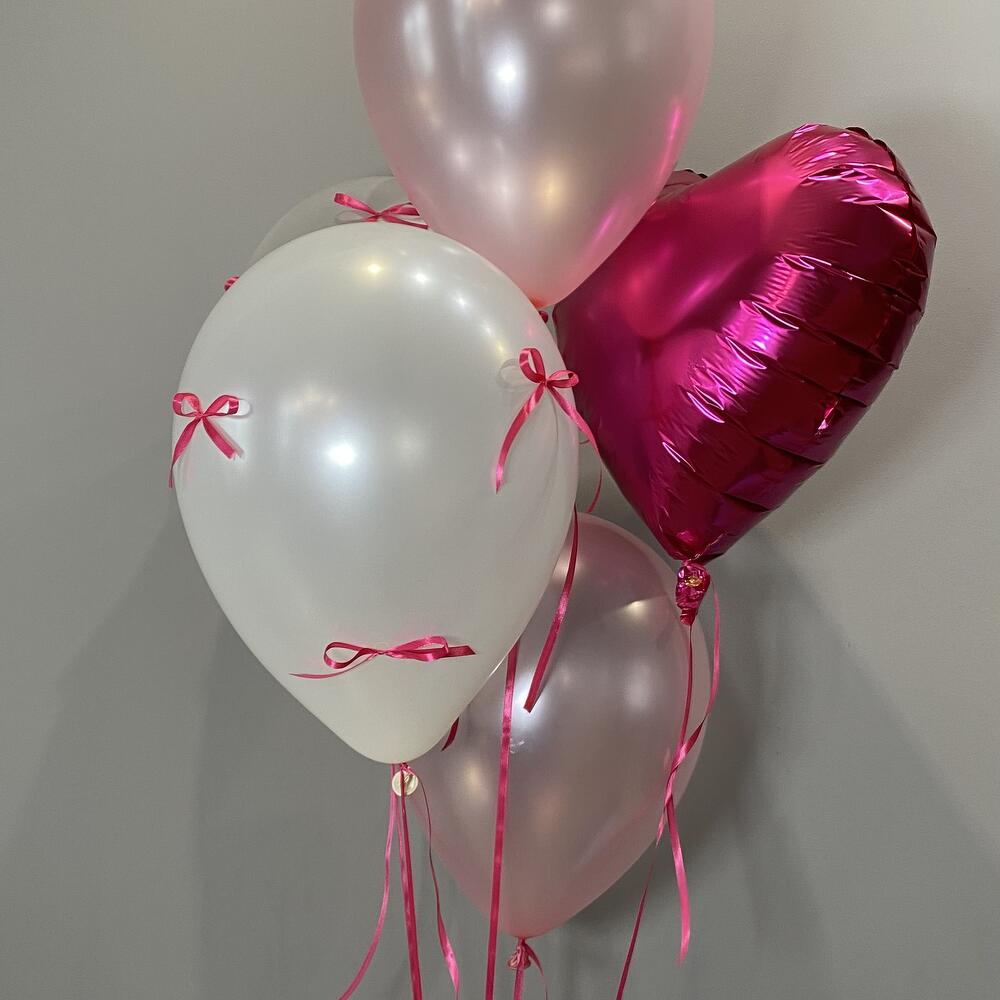 Фонтан из латексных шаров и фольга фуксия сердце