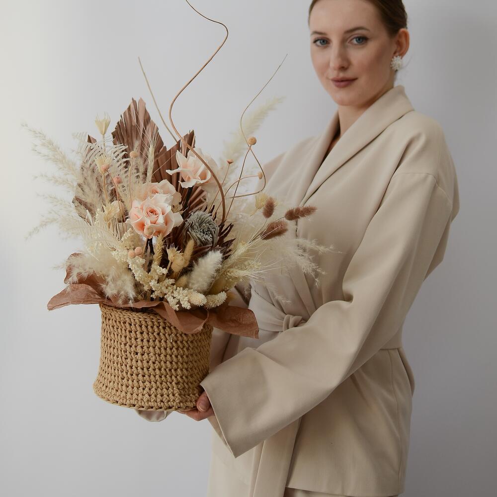 Композиция из сухоцветов со стабилизированной розой