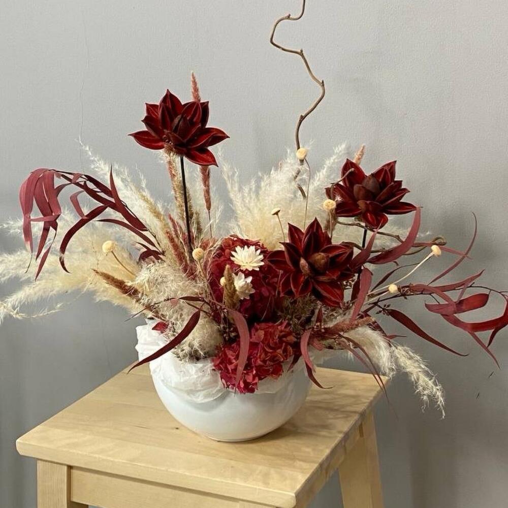 Композиция из сухоцветов с цветком лотоса