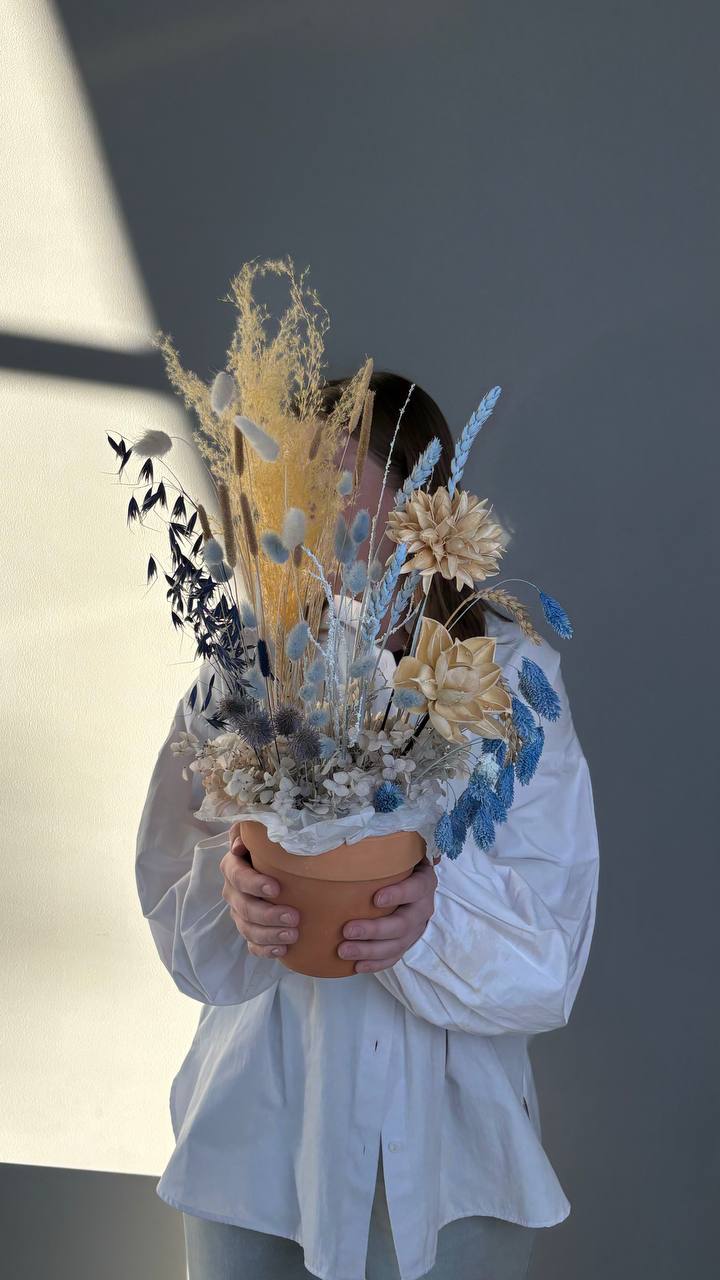 Композиция из сухоцветов в кашпо в голубой оттенках