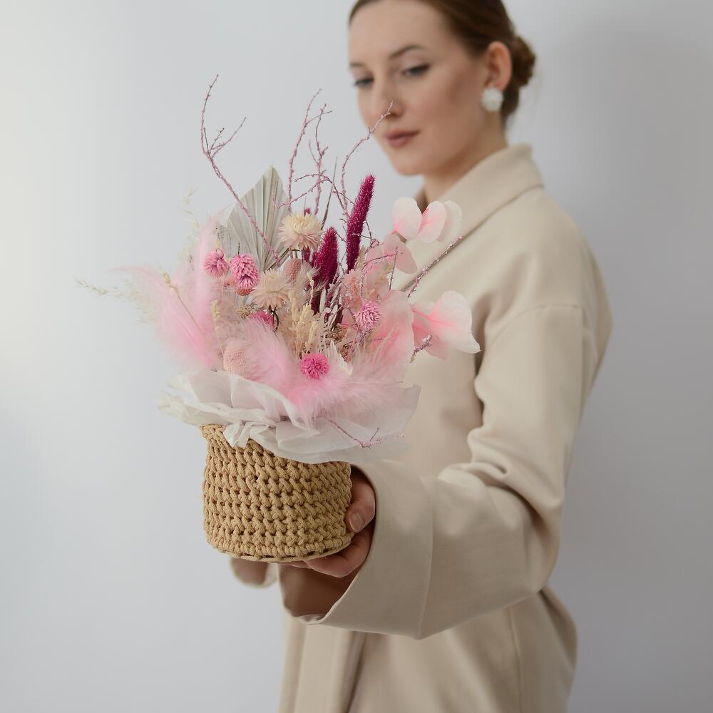 Композиция из сухоцветов в розовых оттенках