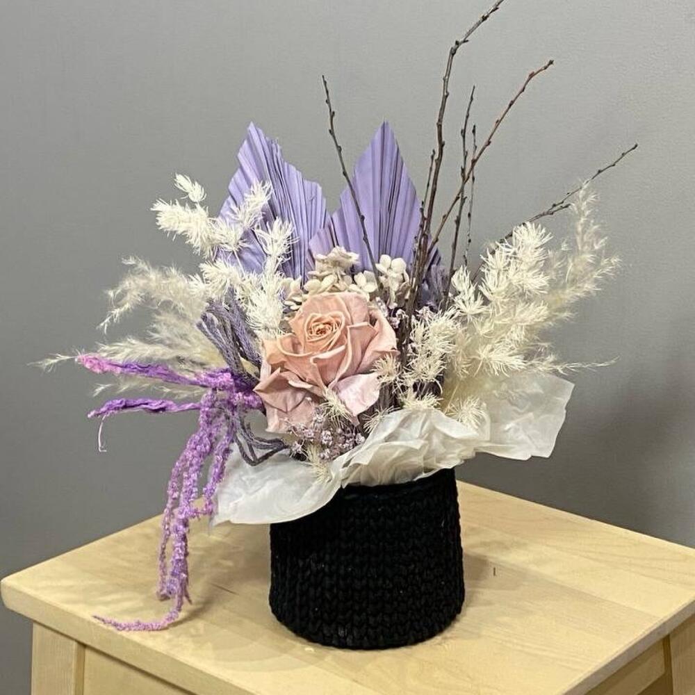 Композиция из сухоцветов в черном кашпо