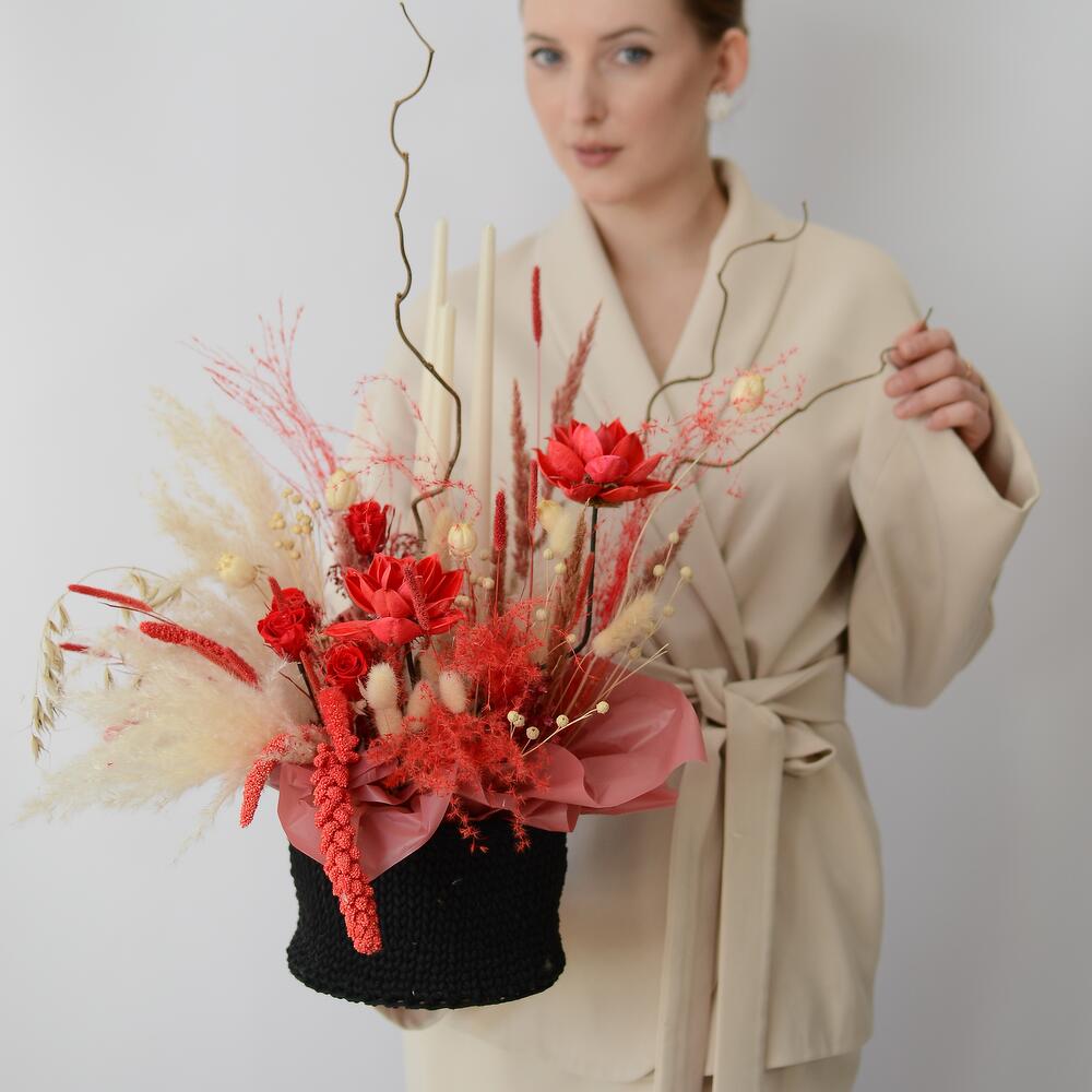 Композиция из сухоцветов в ярких оттенках со свечами