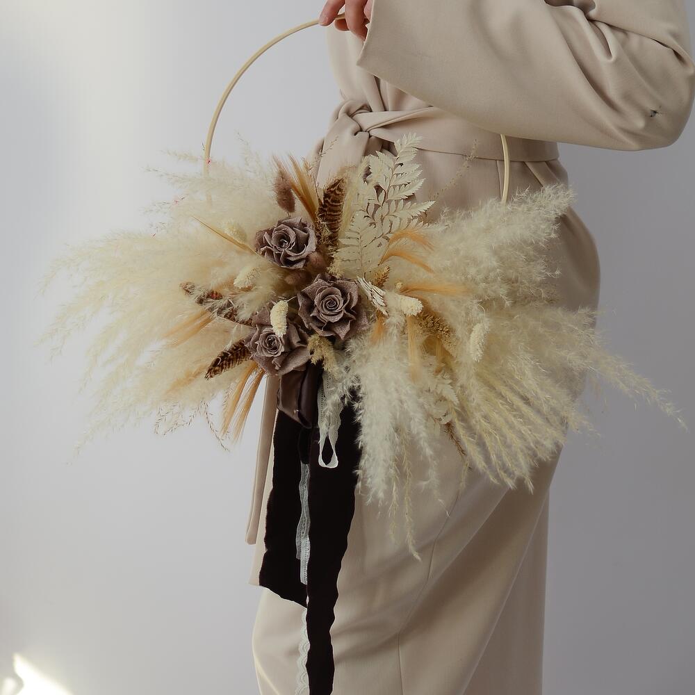 Кольцо из сухоцветов в нежных оттенках с пампасной травой