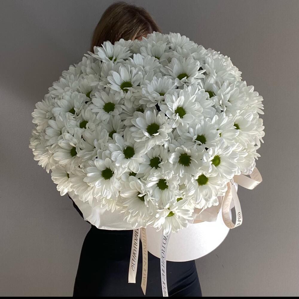 Композиция в шляпной коробке из кустовой хризантемы