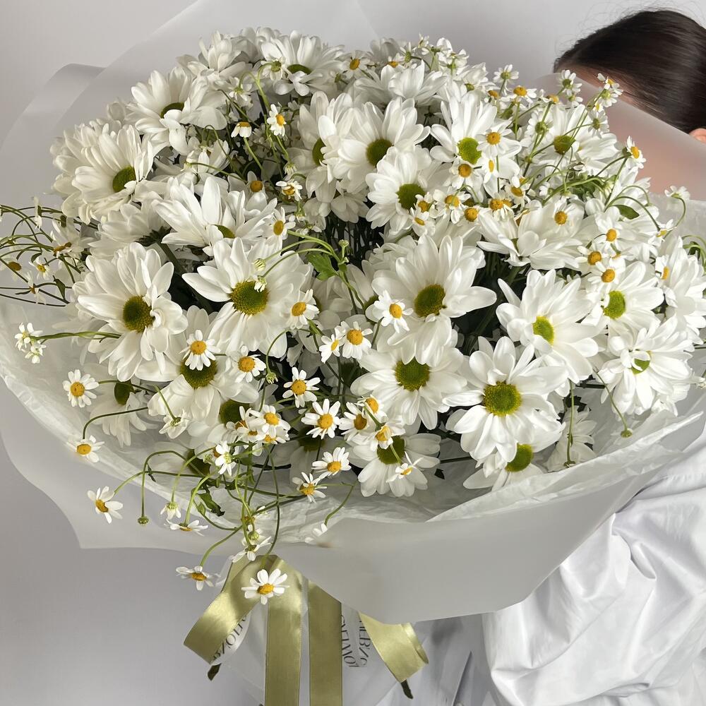 Авторский букет с хризантемой и ромашкой (Танацетум)