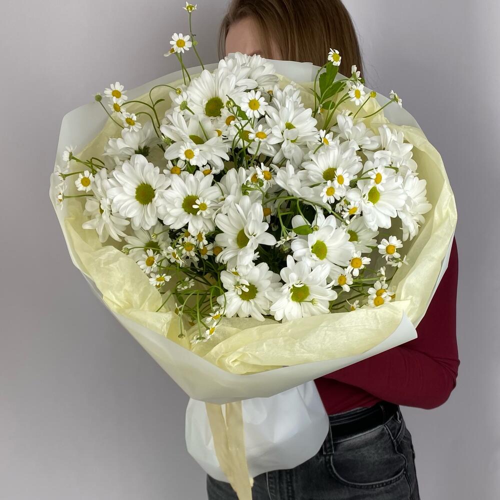 Авторский букет с хризантемой и ромашками