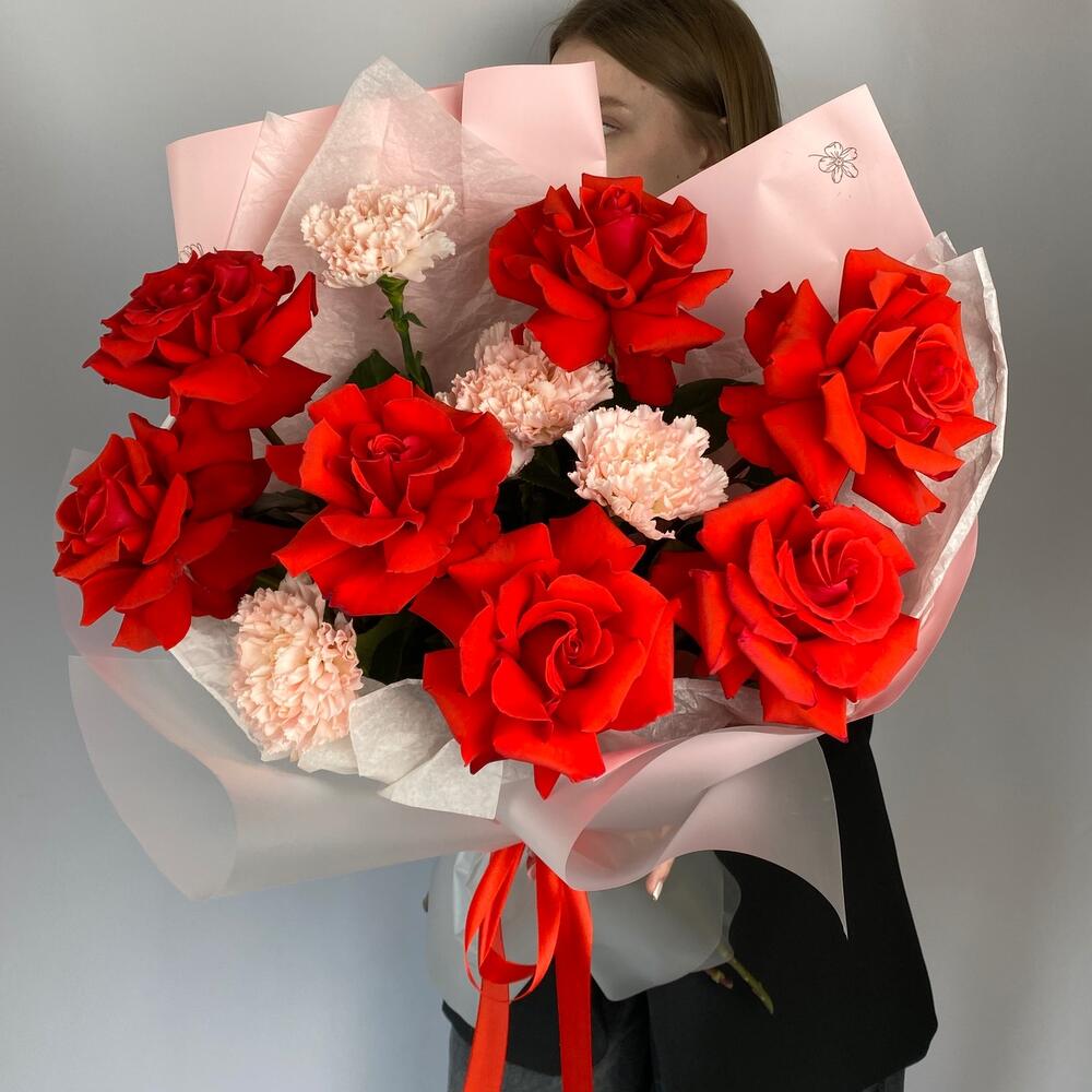 Авторский букет с розой и гвоздикой в ярких оттенках