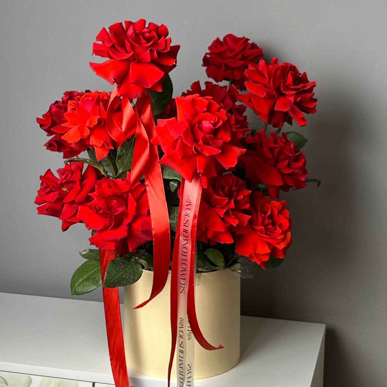 Красные французские розы, в шляпной коробке