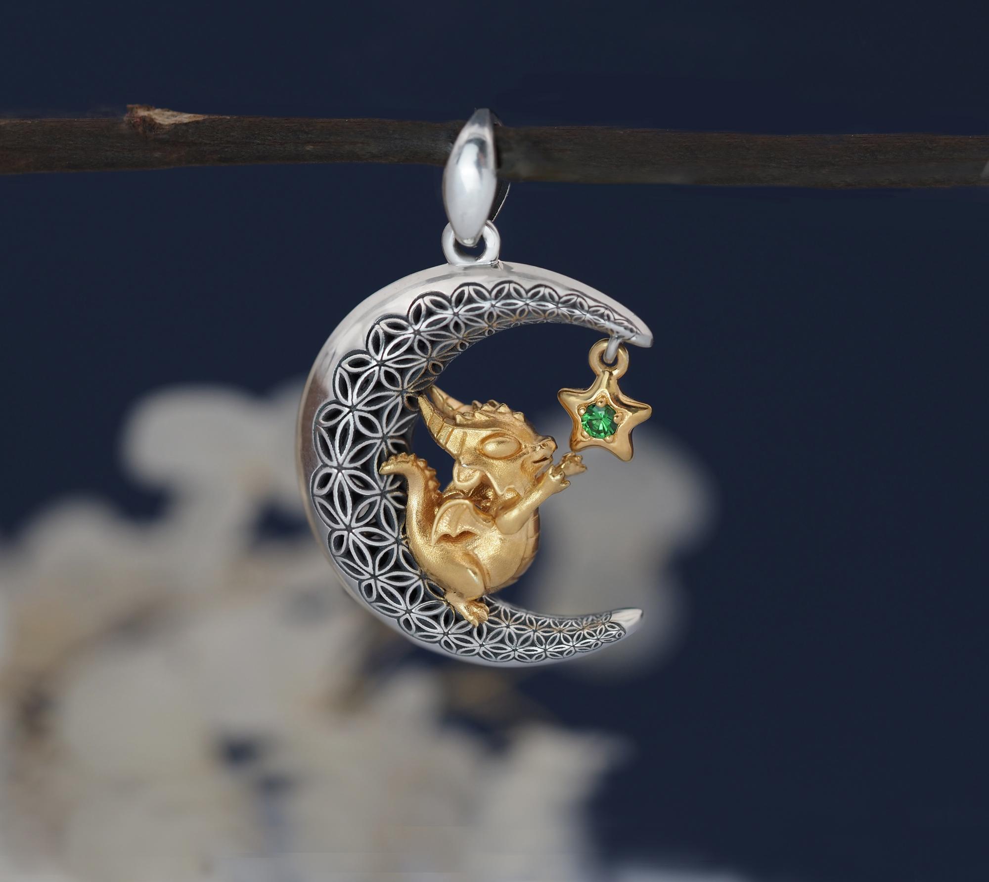 Кулон "Дракончик на луне
