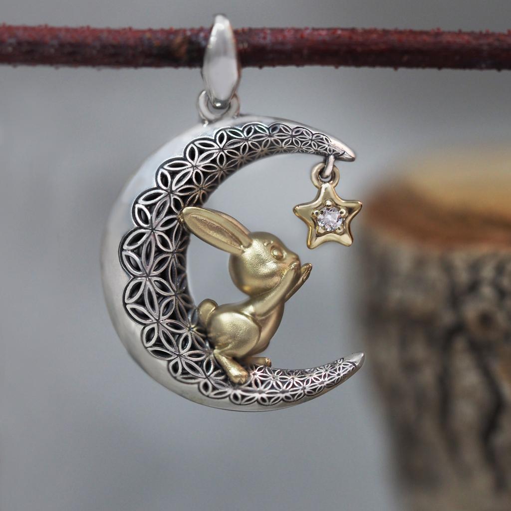 Подвеска "Зайка на луне" серебро 925, желтое золото 585, натуральный бриллиант