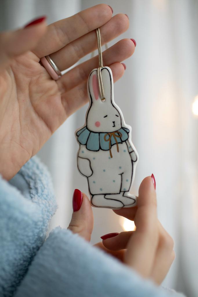 Зайчик в голубом жабо с золотым бантиком