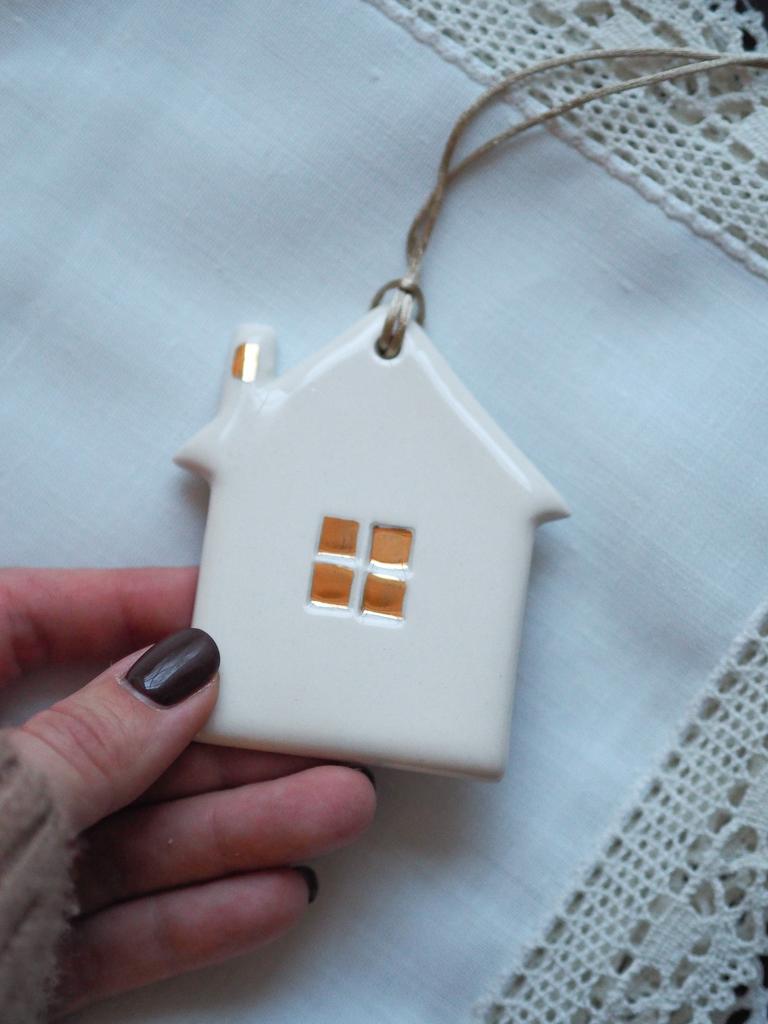 Домик с  золотыми окошками