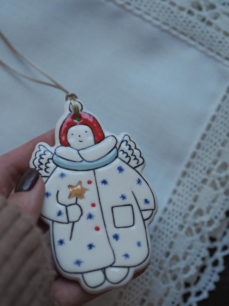 Мальчик-ангел с красной шапочкой