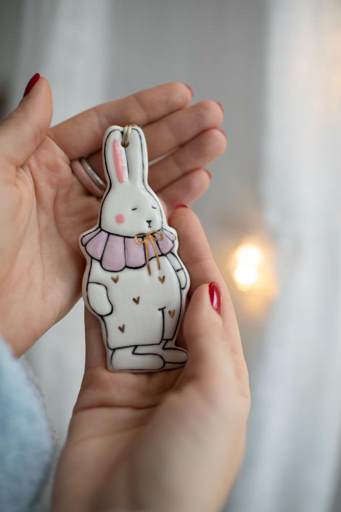 Зайчик в сиреневом жабо с золотым бантиком и сердечками