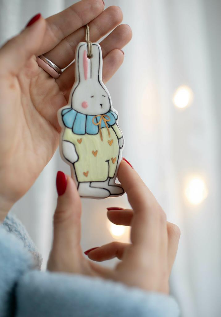 Зайчик в желтом комбинезоне с золотыми сердечками