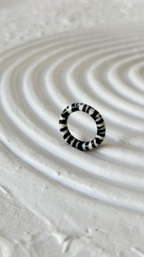 Кольцо из фарфора Зебра