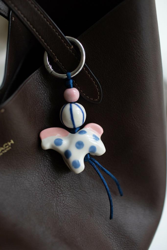 Подвеска на сумку с лошадкой из фарфора и с керамическими бусинами