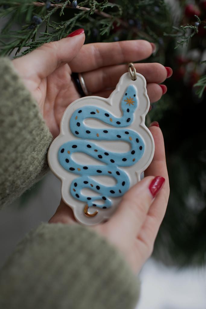 Змейка  в голубом цвете