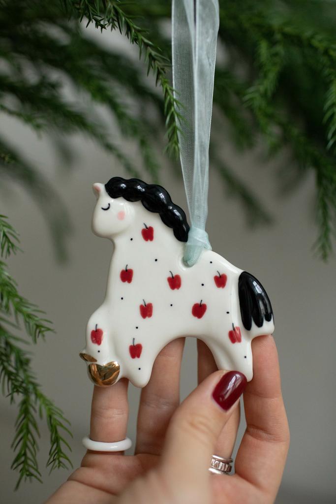 Фарфоровая игрушка Лошадка в Yablochkah